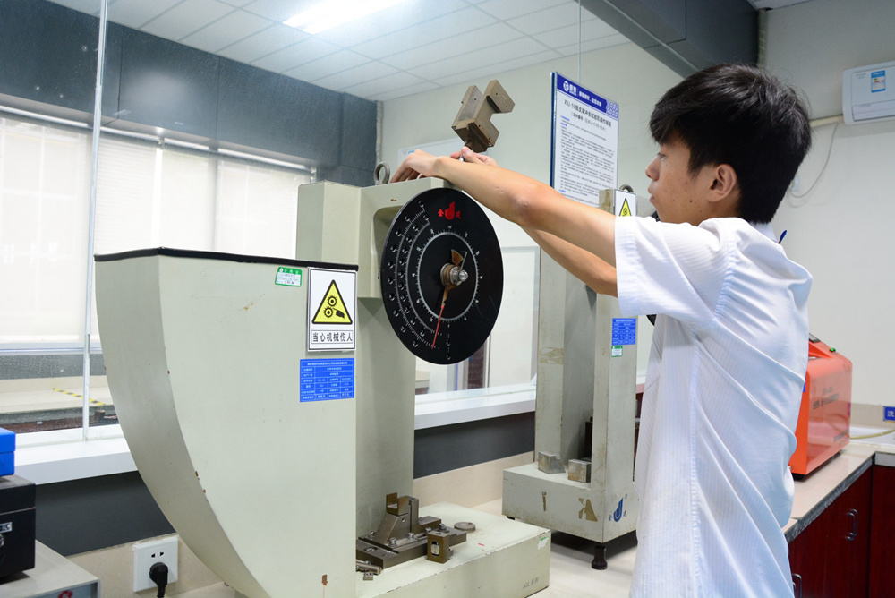 康泰技術(shù)人員在做實(shí)驗(yàn)